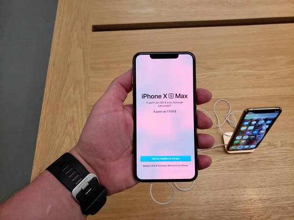 Apple iPhone XS Max in a hand — Stock Photo, Image