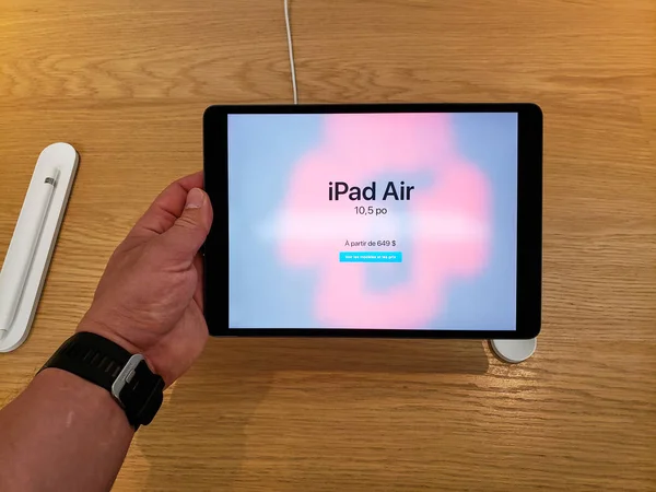 Apple iPad Air ในมือ — ภาพถ่ายสต็อก