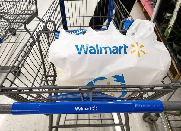 Корзина Walmart — стоковое фото