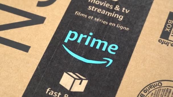 Лента и логотип Amazon Prime на коробке для доставки — стоковое видео