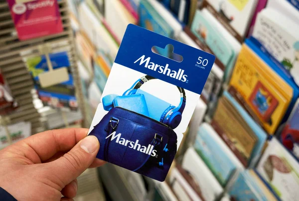 Montréal, Canada - 6 Avril 2020 : Différentes Cartes-cadeaux De Nombreuses  Marques Telles Qu', Netflix, Xbox, Google Play, Best Buy, Spotify.  Une Carte-cadeau Est Une Carte Prépayée Que Vous Utilisez Pour Régler