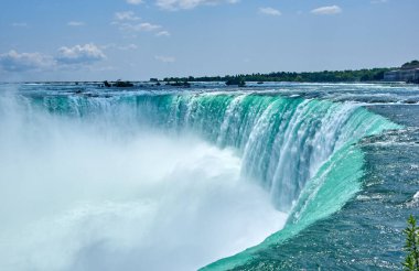 Güzel Niagara Şelalesi yaz aylarında açık güneşli bir günde, Kanada tarafından görünümü. Niagara Şelalesi, Ontario, Kanada