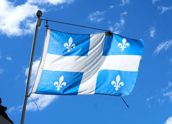 Quebec Zászlaját Lobogtatva Kék Égbolt Fölött Zászló Quebec Úgynevezett Fleurdelise — Stock Fotó