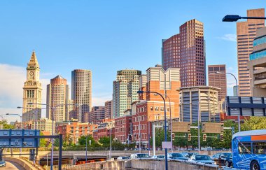 Boston, MA, ABD - 07 Haziran 2020: Mavi gökyüzü üzerinde akşam Boston 'un güzel manzaralı manzarası. Boston, ABD 'nin Massachusetts eyaletinin başkenti ve en kalabalık şehridir.