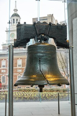 Philadelphia, ABD - 14 Aralık 2019: Özgürlük Çanı yakın plan resmi. Özgürlük Çanı, daha önce Devlet Çanı olarak bilinen, Philadelphia 'da bulunan, Amerikan bağımsızlığının simgesel bir sembolüdür.