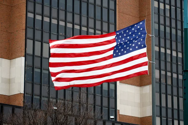 Acenando Bandeira Americana Filadélfia Sobre Fundo Edifício — Fotografia de Stock