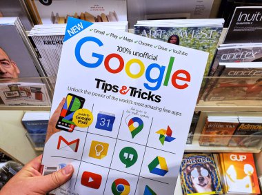 Montreal, Kanada - 30 Haziran 2020: Google Tips and Tricks gayri resmi dergisi ve kapağında Google simgeleri olan bir yığın dergi.