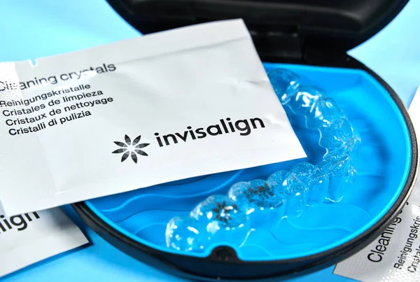 Montreal Kanada Augusztus 2020 Igazítsa Külföldiek Tisztító Kristályok Dobozban Invisalign Stock Fotó