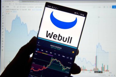Montreal, Kanada - 28 Ağustos 2020: Webull hisse senedi android uygulaması Note 10 ekranında bir çizelge üzerinde. Webull, komisyonsuz ticaret platformu sunan bir borsa mobil uygulaması..
