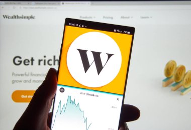 Montreal, Kanada - 28 Ağustos 2020: Wealthsimple hisse senedi ticareti ve akıllı yatırım androidi uygulaması. Wealthsimple Inc., Kanada merkezli bir çevrimiçi yatırım yönetim servisidir..