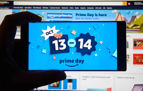 カナダのモントリオール 2020年10月13日 携帯電話上のAmazon Prime Day 2020 プライムデーは 2020年10月に開催されるAmazonのプライム会員限定の年間販売イベントです ロイヤリティフリーのストック写真