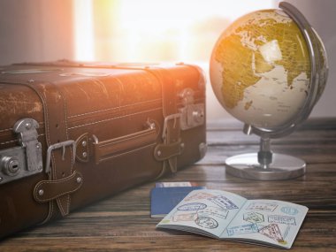 Seyahat veya turizmi kavramı. Açık pasaport vize pullar ve küre ile eski çantayla. 3D çizim
