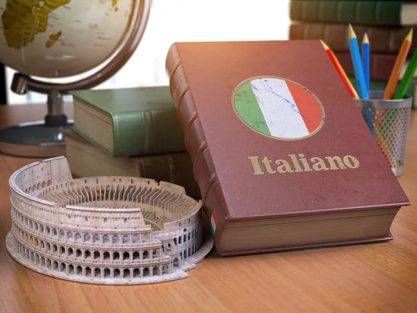 Изучение Изучение Итальянской Концепции Книга Флагом Италии Колизея Столе Илюстрация — стоковое фото