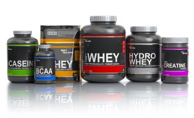 Spor ve beslenme (ek) için vücut geliştirme. Peynir altı suyu protein kazein, bcaa, beyaz arka plan üzerinde izole Kreatin. 3D çizim