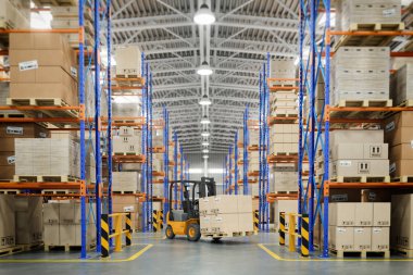Ambar veya depolama ve raf karton kutular ile Forklift kamyon. 3D çizim