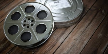 Vintage film makara film şeridinde tahta arka plan ile. Video, sinema, multimedya kavramı. 3D çizim
