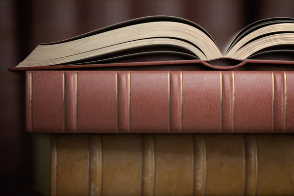 Boeken en schoolboeken in de stapel met ruimte voor tekst op covers van bo — Stockfoto