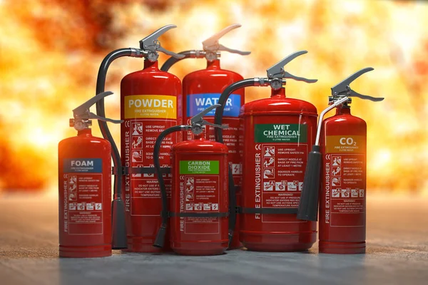 Feuerlöscher auf einem Brandhintergrund. verschiedene Typen und unterscheiden sich — Stockfoto