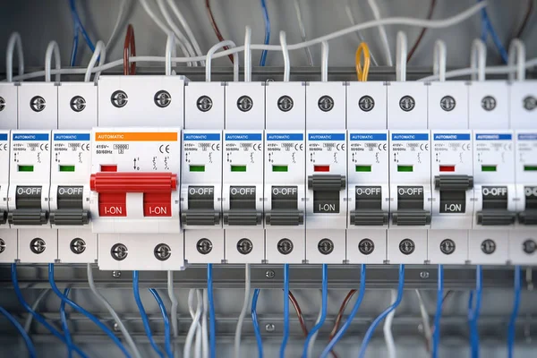 Automatische Kreislaufbremsen in einer Reihe. Elektrische Schalter im Sicherungskasten — Stockfoto