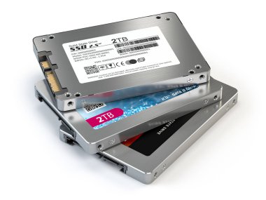 SSD durumu katı sürücüler beyaz arka planda yalıtılmış diskler.