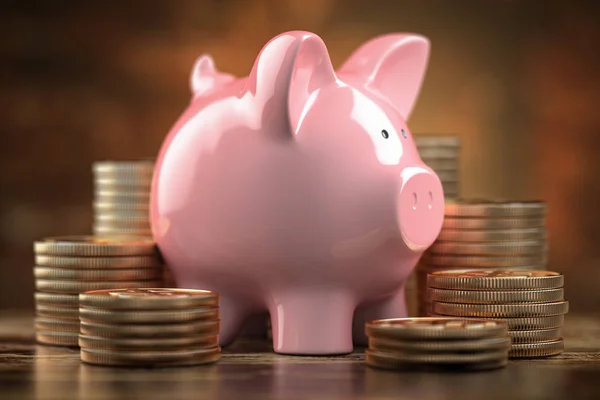 Piggy Bank en stapels van Olden munten. Concept van Financiën, besparing — Stockfoto