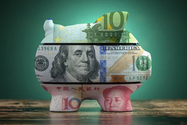 Piggy Bank met dollar Yuan en euro valuta. Besparingen en inves — Stockfoto