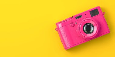 Sarı arka planda pembe renkli fotoğraf makinesi. 3d illüstrasyon