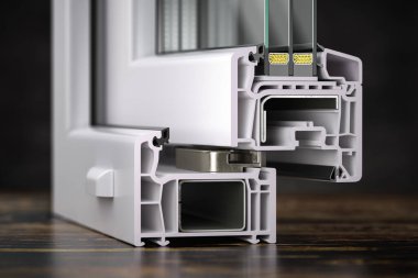Plastik pencere profili PVC 'nin çapraz kesitleri masanın üzerinde duruyor. 3d illüstrasyon