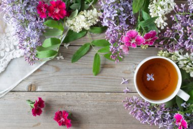 ahşap bir masaya çiçek