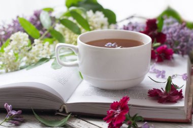 Çay açık kitap üzerine