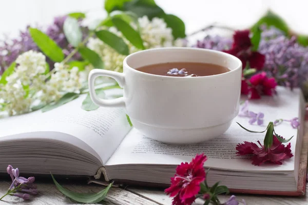 Çay açık kitap üzerine