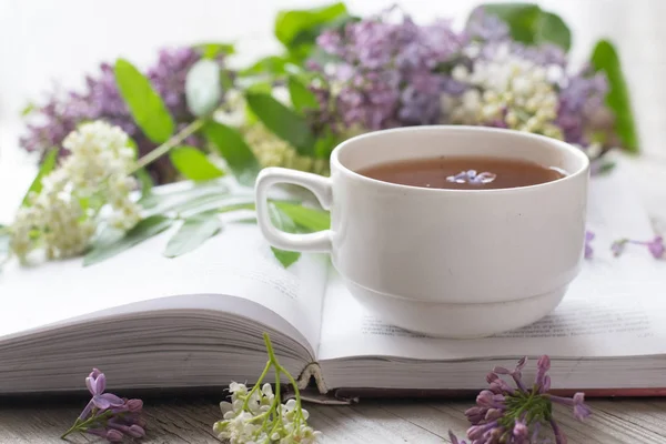 Çay açık kitap üzerine