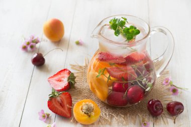 Şeftali, çilek ve vişne suyu infüzyon