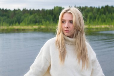 Gölün yanında genç üzgün kadın