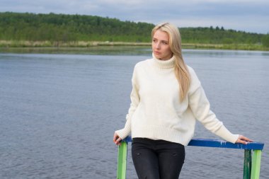 Gölün yanında genç üzgün kadın