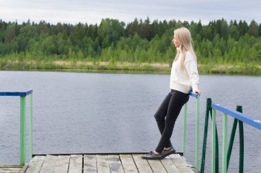 Gölün yanında genç üzgün kadın