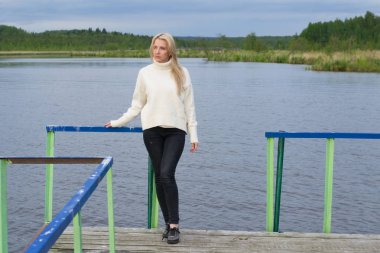 Gölün yanında genç üzgün kadın