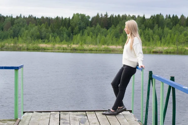 Gölün yanında genç üzgün kadın