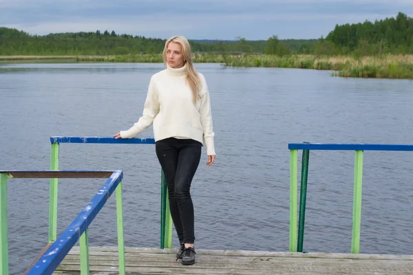 Gölün yanında genç üzgün kadın