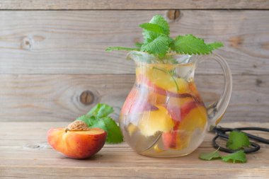 Şeftali, sürahiye aşılanmış su