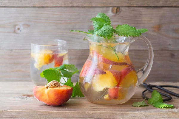 Şeftali, sürahiye aşılanmış su