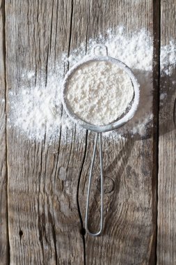 Elek ahşap masa üzerinde buğday unu