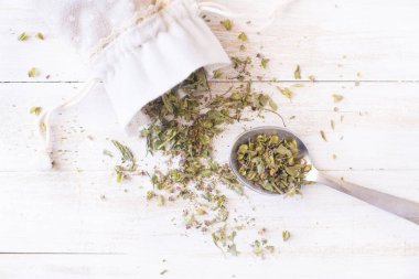 Beyaz ahşap masa üzerinde kurutulmuş kekik