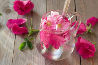 Rose sürahi içinde su infüzyon