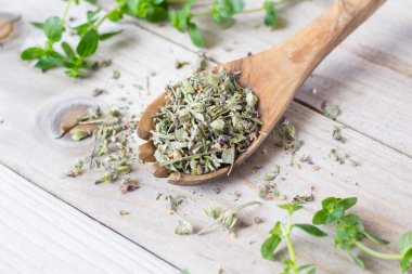 Beyaz ahşap masa üzerinde kurutulmuş kekik