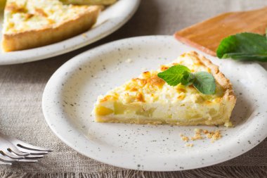 Pasta kabak, peynir ve masanın üzerine nane