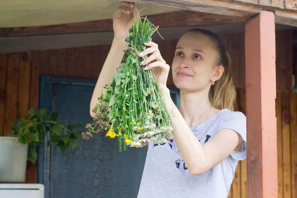 Молодая Женщина Вешает Травы Сушиться — стоковое фото