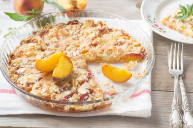 Ahşap ve tekstil arka plan üzerinde Şeftalili kek