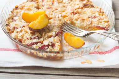 Ahşap ve tekstil arka plan üzerinde Şeftalili kek