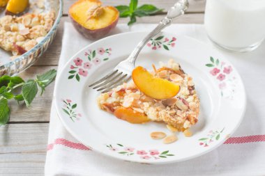 Ahşap ve tekstil arka plan üzerinde Şeftalili kek